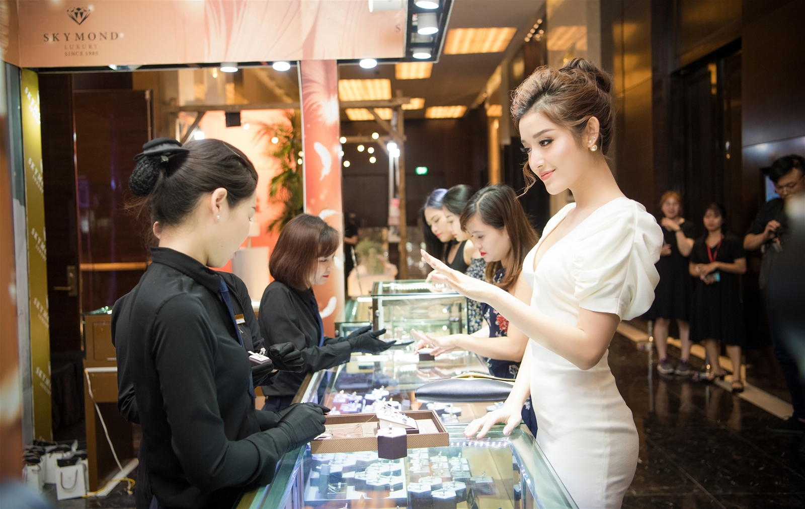 Á hậu Huyền My đeo trang sức Skymond