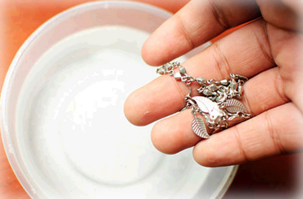 Làm sạch trang sức bằng nước