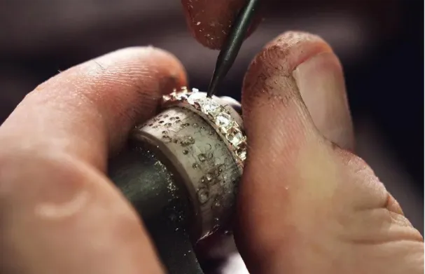 công đoạn hoàn thiện trang sức