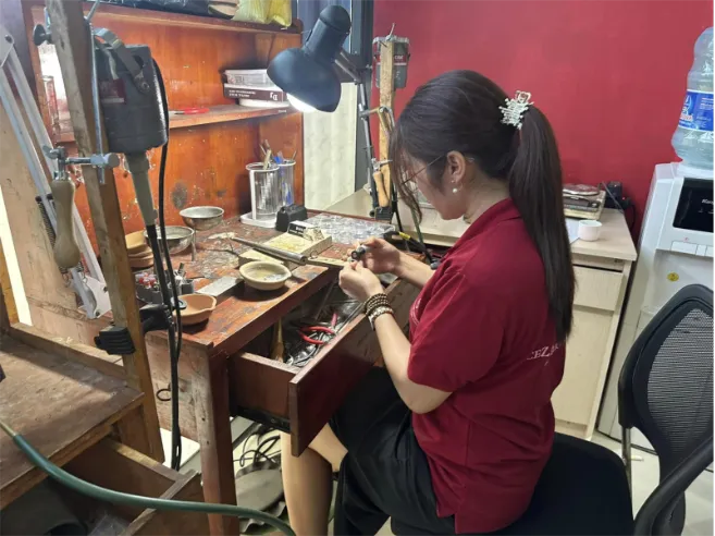 Công Nghệ Đúc Trang Sức: So Sánh Ly Tâm và Chân Không