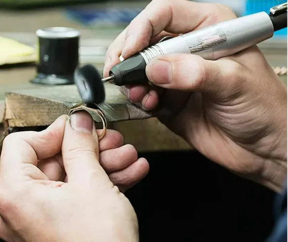 Kỹ Thuật Đánh Bóng: Mạ Rhodium và Xi Vàng Trang Sức Chuyên Sâu