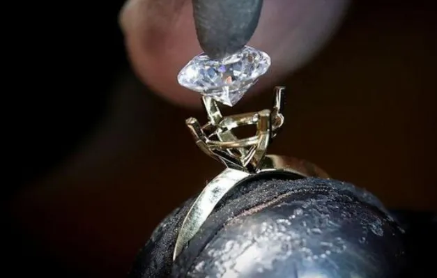 Đính Đá Trang Sức: Ưu Nhược Điểm Đính Chấu và Pave