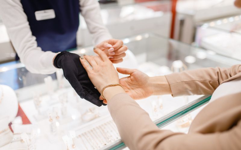 Nhân viên bán hàng trang sức