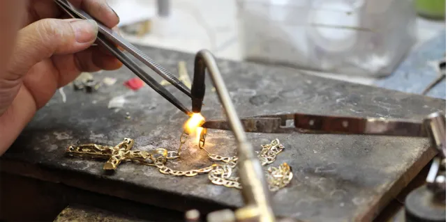 Trang Sức Bền Vững: Vàng Tái Chế và Kim Cương Nuôi Cấy