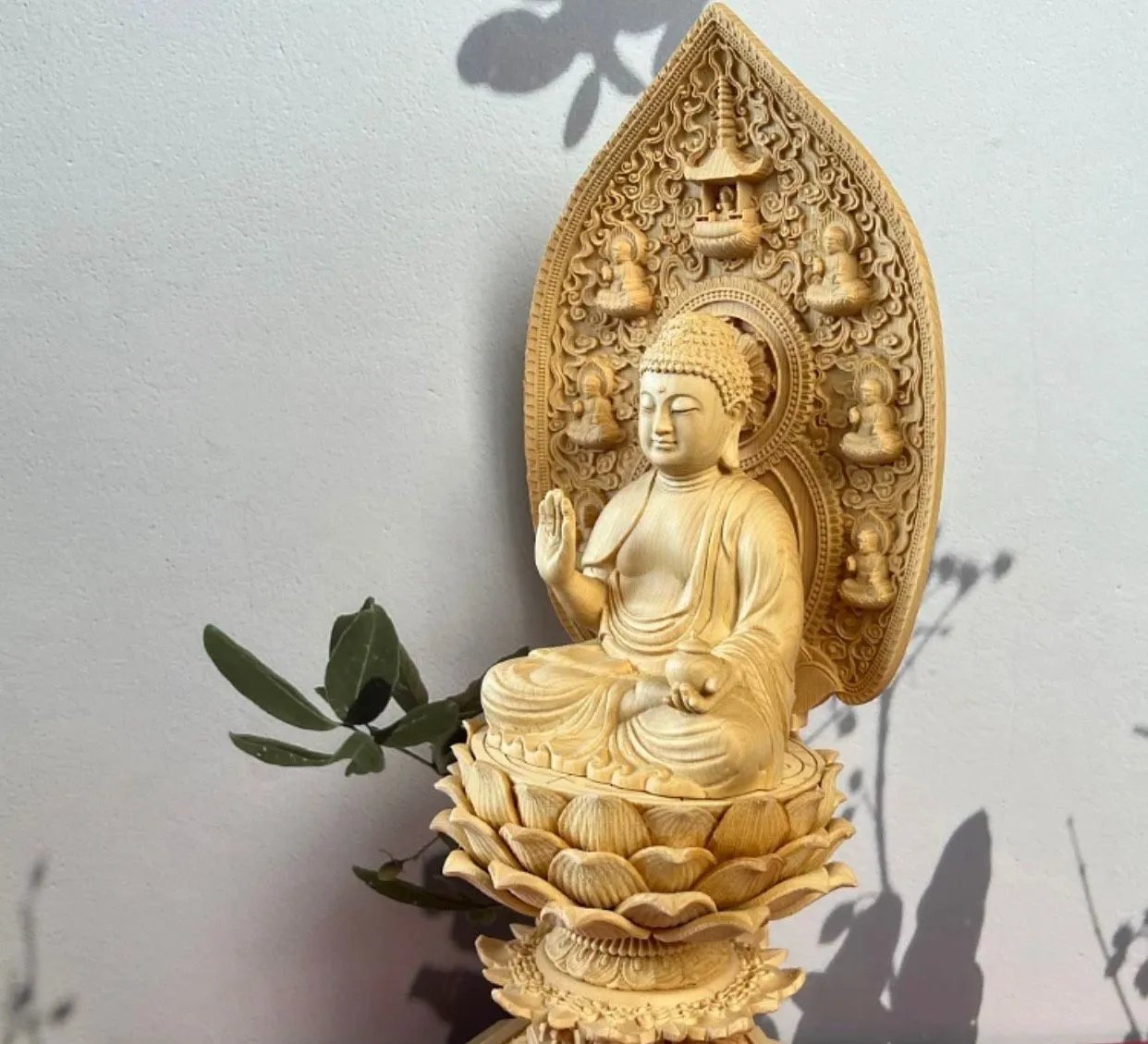 Chạm Khắc Tượng Phật: Đảm Bảo Tỷ Lệ và Ý Nghĩa Biểu Tượng