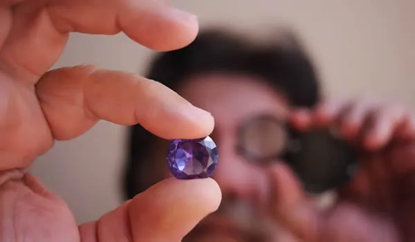 Khoa Học Giám Định Đá Quý: Kỹ Thuật và Tiêu Chuẩn Quốc Tế