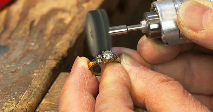 Máy Ly Tâm và Máy Rung: Lựa Chọn Đánh Bóng