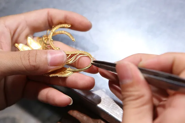 Kiểm Tra Tuổi Vàng và Độ Tinh Khiết Kim Loại