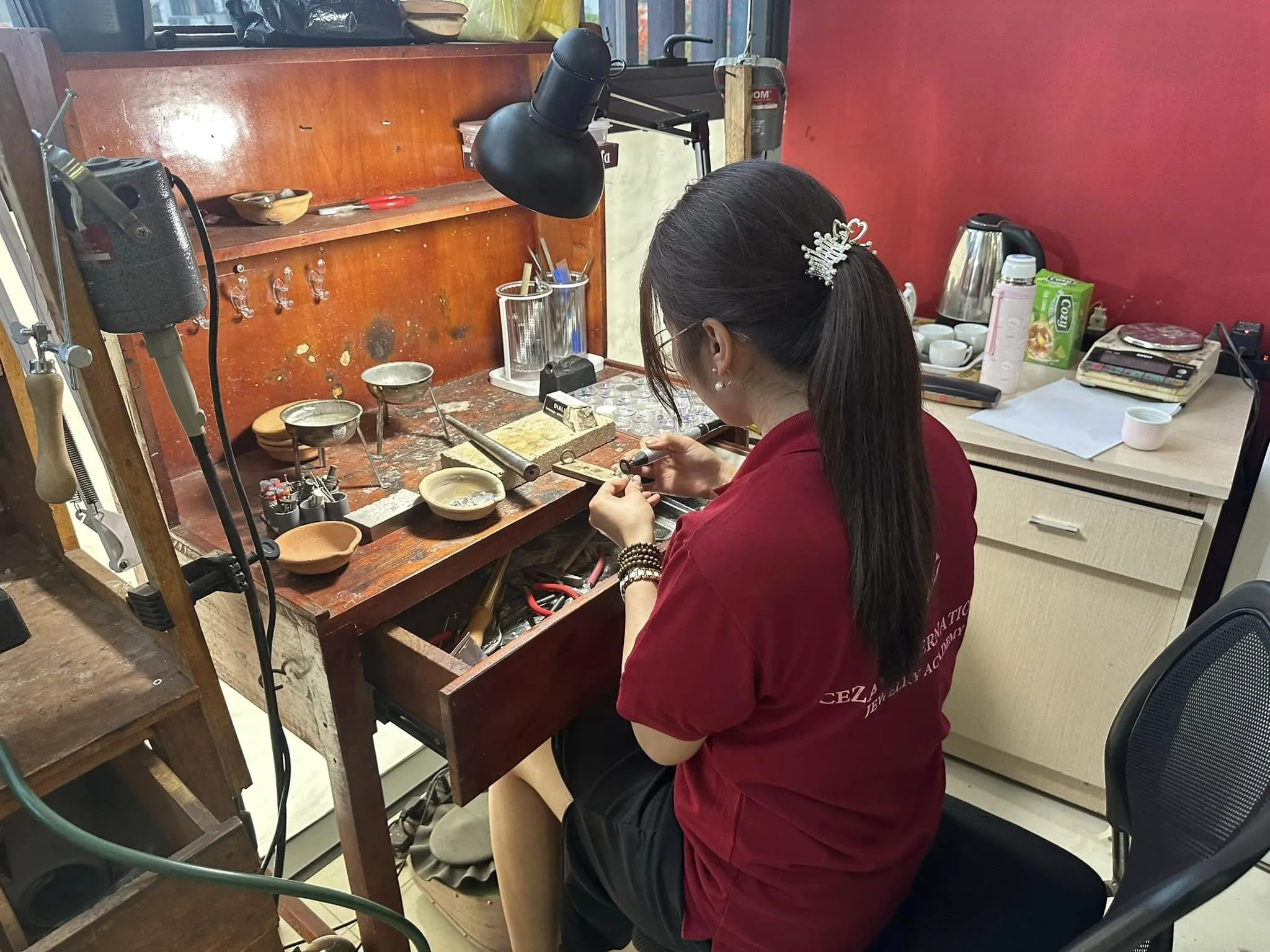 Nghề Thợ Kim Hoàn: Công Việc, Lộ Trình và Mức Lương