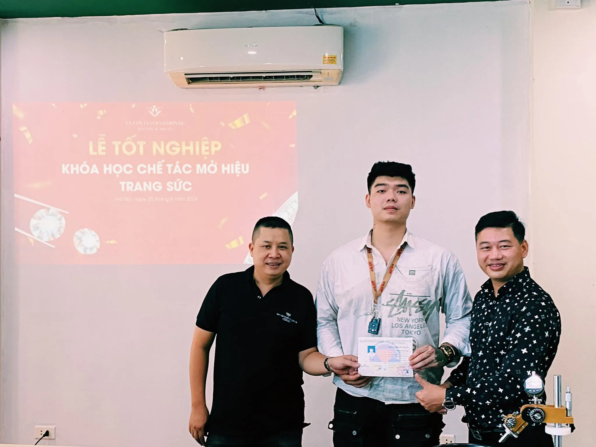 Học Nghề Kim Hoàn: Nên Học Việc Hay Chính Quy?