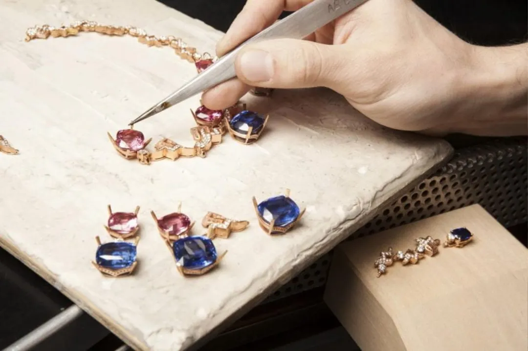 Học Kim Hoàn Đá Quý: Nhận Biết, Phân Loại và Gắn Đá