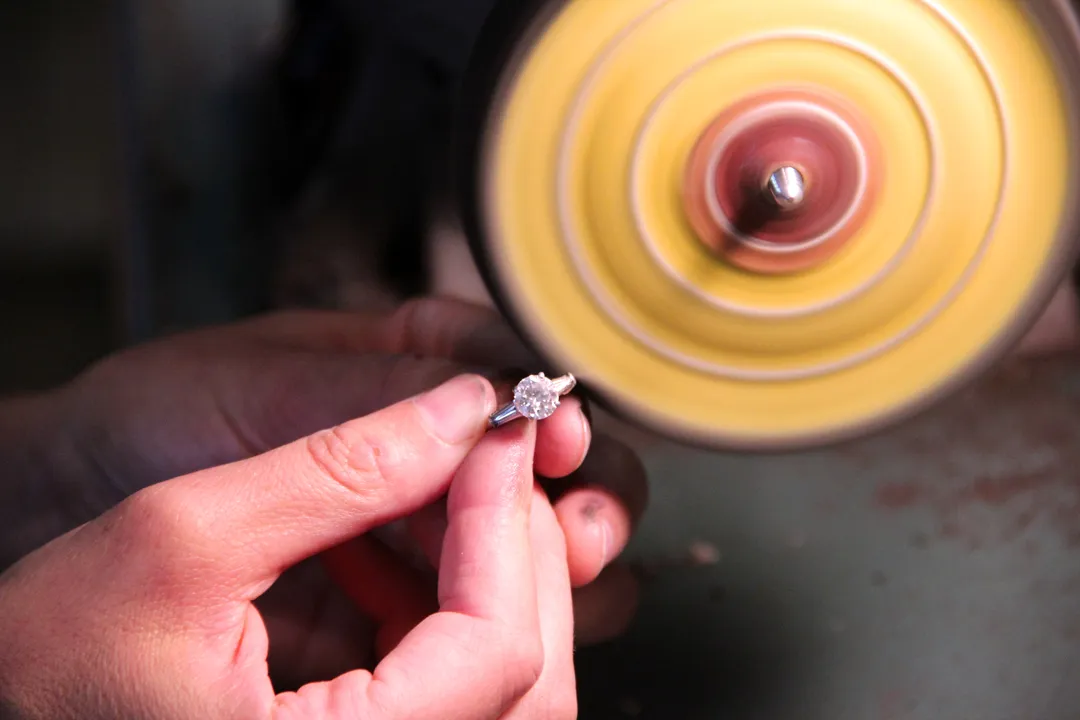 Nghề Kim Hoàn: Mức Lương, Cơ Hội Năm 2026