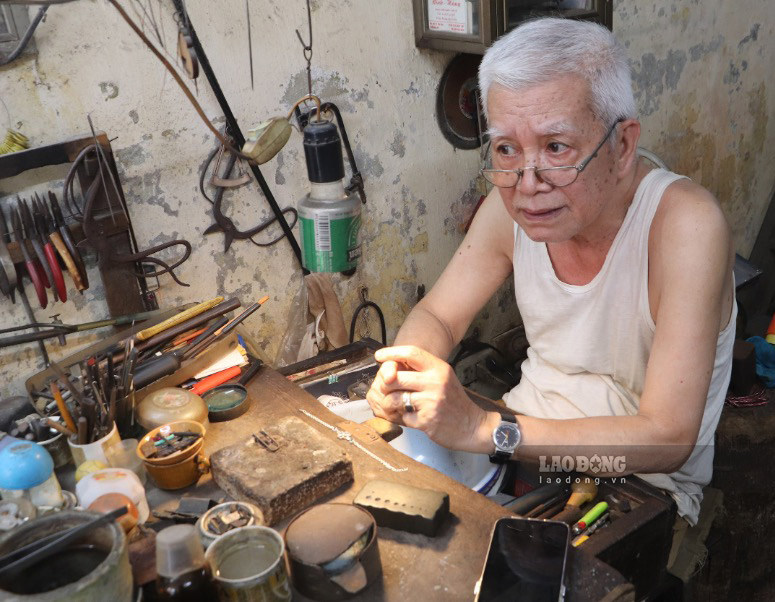 Tiệm kim hoàn thủ công gia truyền 5 đời giữa phố cổ Hà Nội