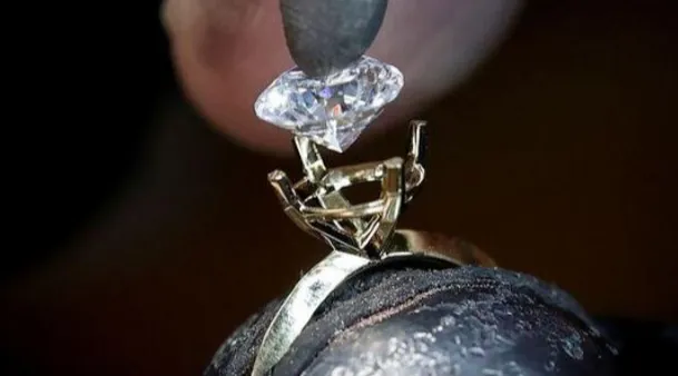 Thiết Kế Kim Hoàn Hiện Đại và Vật Liệu Mới