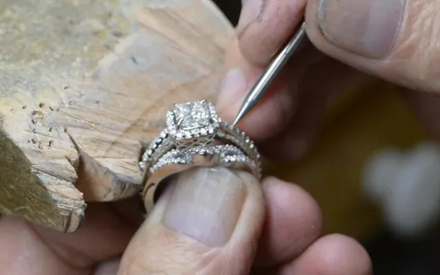 Thợ Kim Hoàn Tay Nghề Cao: Kỹ Năng và Tiêu Chuẩn