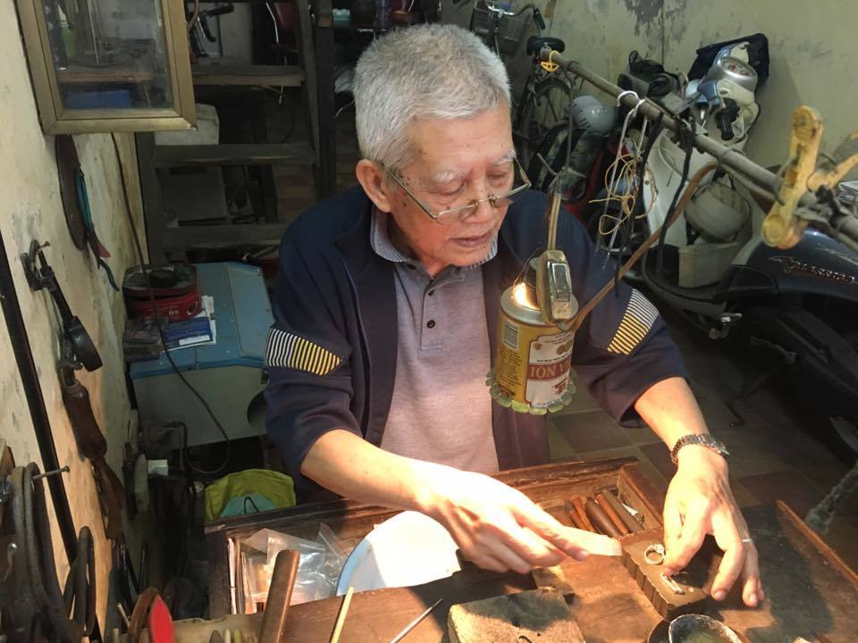 Giao dịch của nhóm khách lạ khiến nghệ nhân kim hoàn bất ngờ