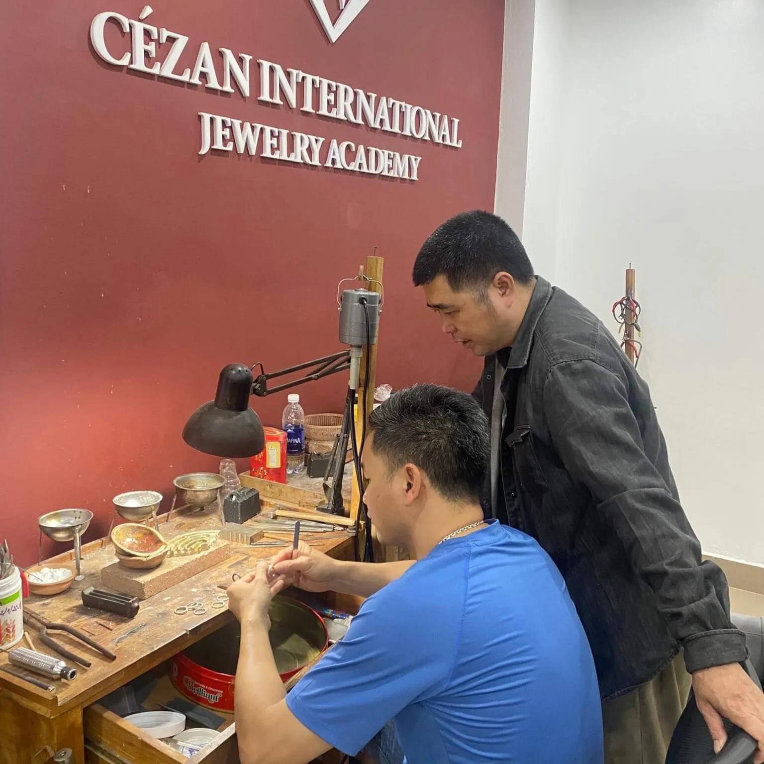 Học Nghề Kim Hoàn: Từ Cơ Bản Đến Chuyên Sâu