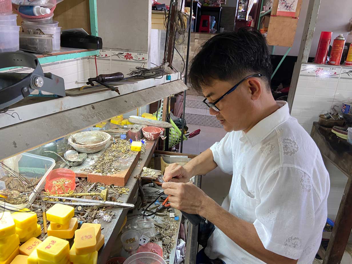 Giữ lửa nghề kim hoàn thủ công