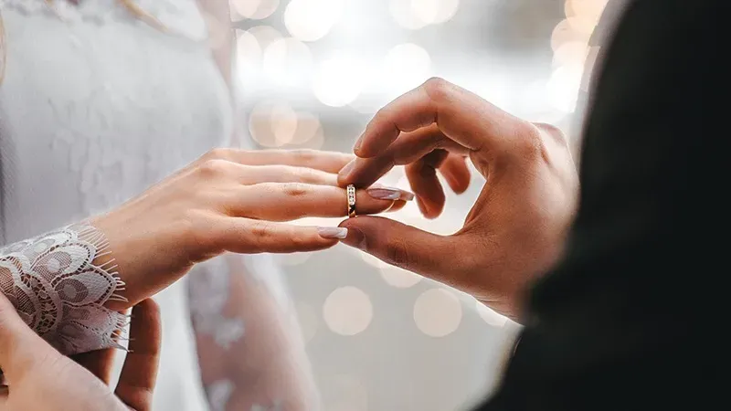 TÍCH LŨY VÀNG HAY MUA NHẪN CƯỚI KIM CƯƠNG TỰ NHIÊN? GIẢI PHÁP PHÙ HỢP CHO TÀI CHÍNH HẬU ĐÁM CƯỚI