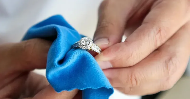 Đeo nhẫn cưới khi lau dọn nhà cửa: Cẩn thận với nước Javen và chất tẩy bồn cầu