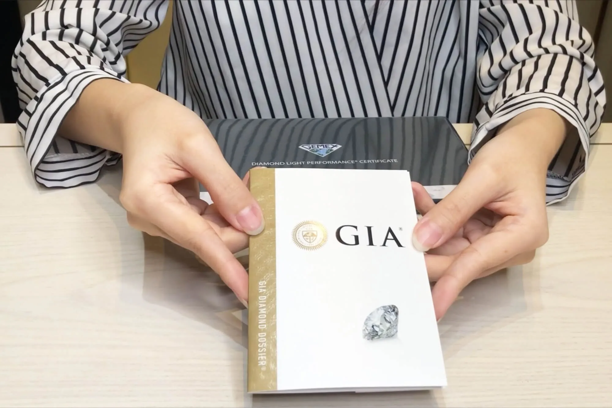 giấy kiểm định v&agrave;ng