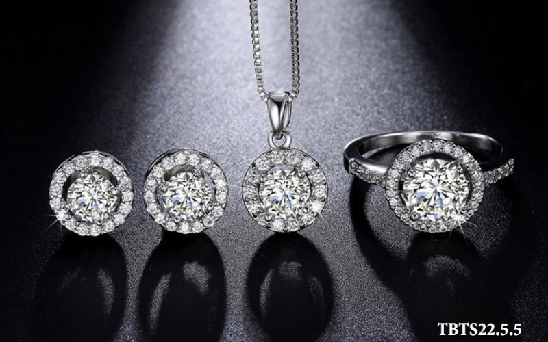 Vì sao giới quan chức cần có trang sức thiết kế Platin kim cương cho những bữa tiệc quan trọng cuối năm