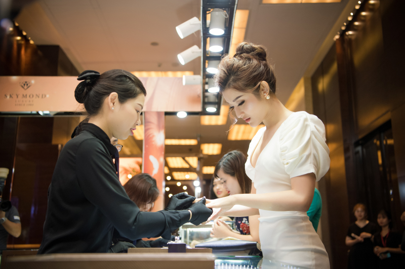 CHIÊM NGƯỠNG NHỮNG BỘ TRANG SỨC PLATIN GẮN KIM CƯƠNG XA HOA CỦA CÁC SAO VIỆT